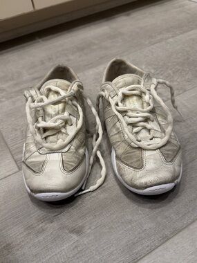 White Nfinity Evolutoion Lace-Up Cheer Shoes Size 4
